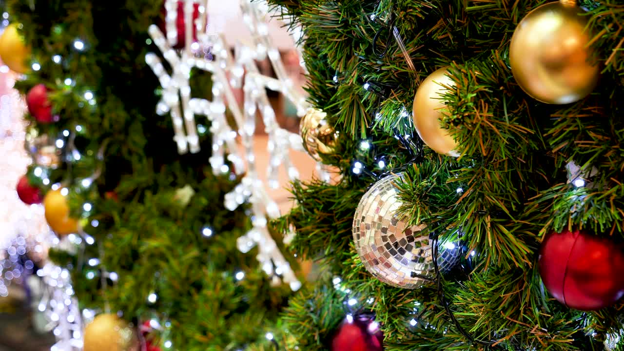 copo de nieve blanco colorido bolas brillantes bola de adorno decorado árbol de navidad. vacaciones invierno xmas feliz decoración de festival de año nuevo. bola de copo de neve en árbol de navidad. feliz navidad decorar