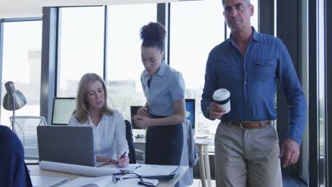 Two-women-working-on-computer