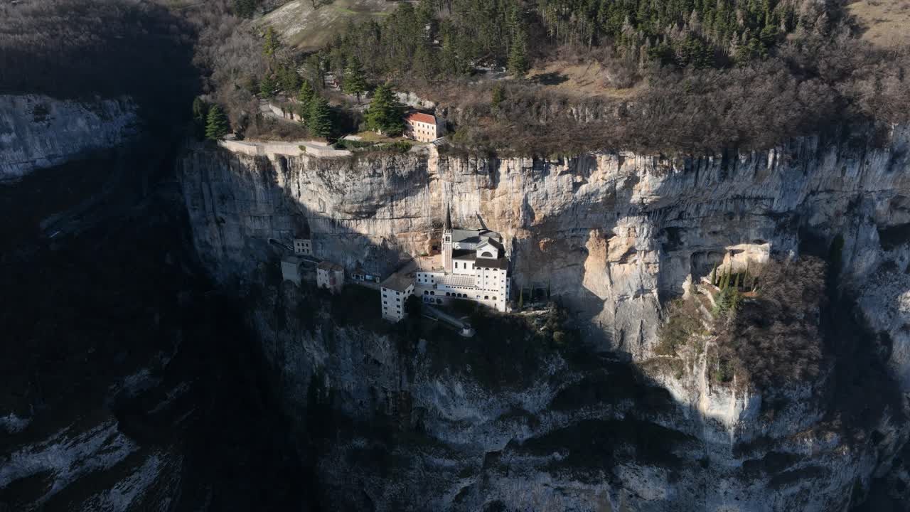 madonna della corona - toma de drone del círculo superior - vista icónica del santuario más famoso del mundo - madonna della coron - spiazzi - sin calificar