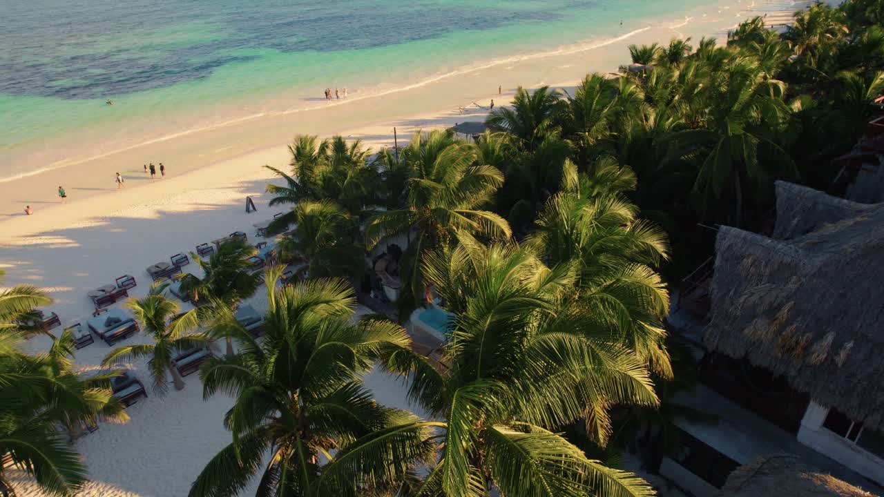 turistas relajándose a lo largo del resort en akiin beach, tulum, méxico