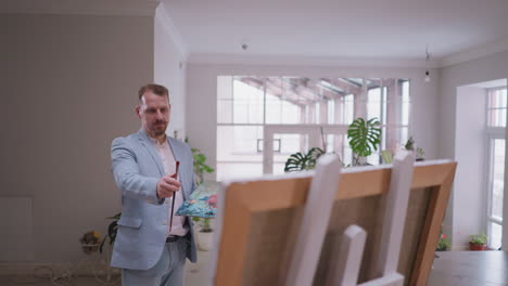 artista trabajando en una pintura en su estudio