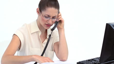 Mujer-Seria-Hablando-Por-Teléfono-Mirando-Archivos