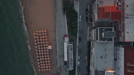 Vista-Aérea-De-La-Ciudad-Frente-Al-Mar-Y-El-Muelle-De-Grecia