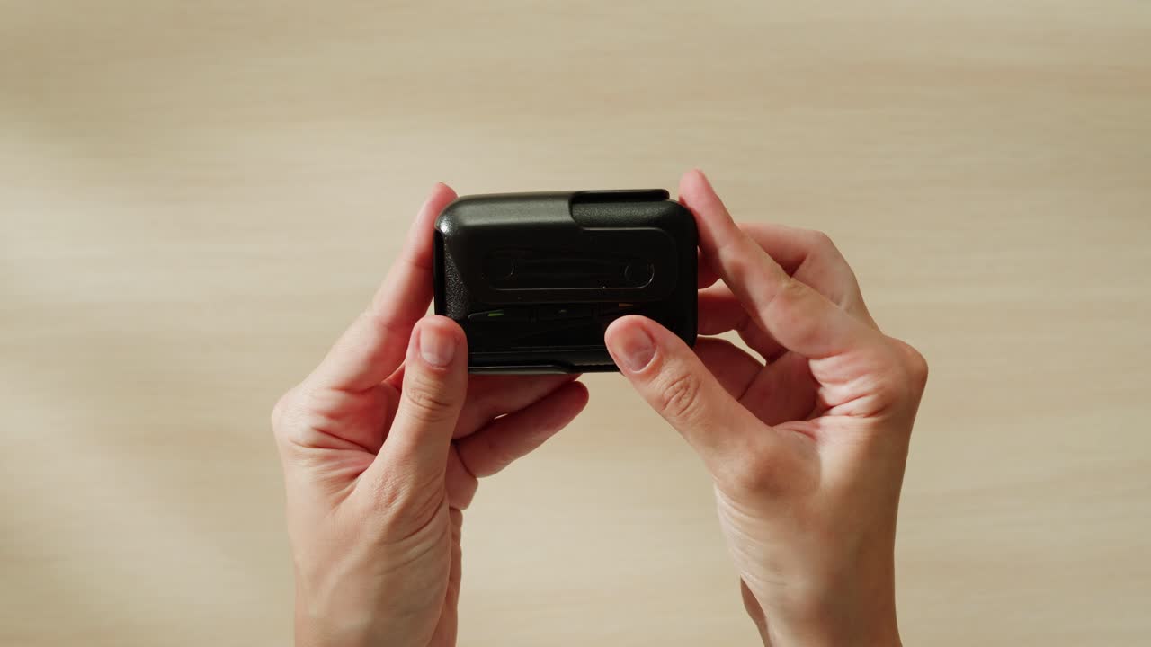 빈티지 페이저를 들고 있는 손