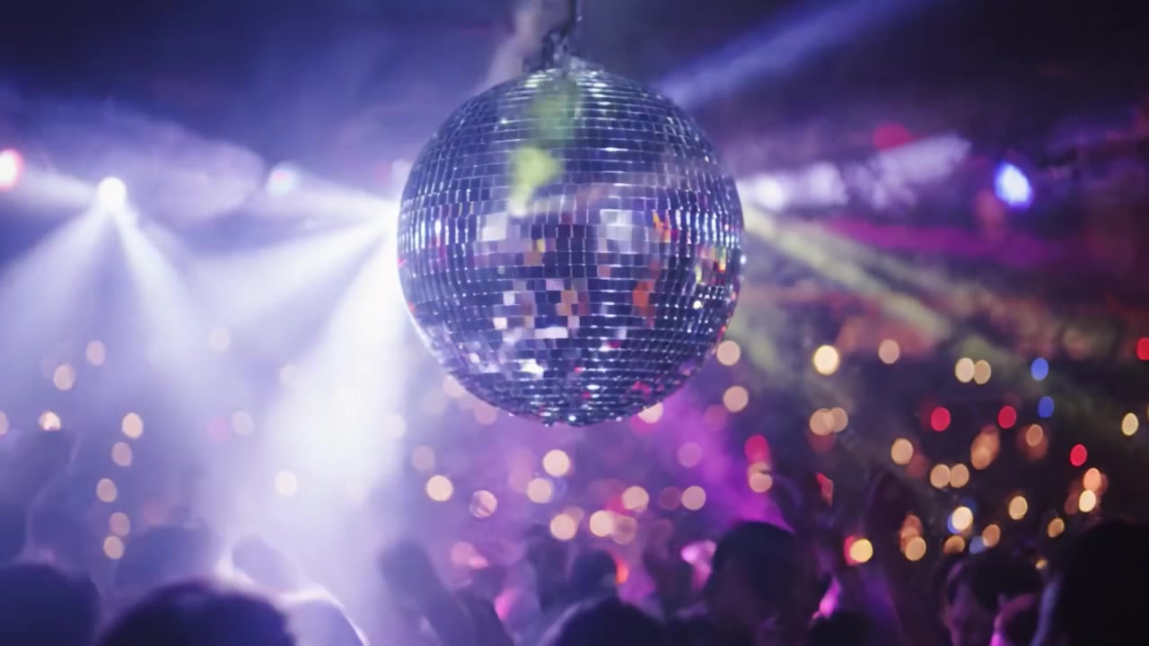 Blændende refleksioner: En fantastisk udsigt til en glitrende discokugle omgivet af farverige lys og en energisk dansegulvsstemning fanget i to billeder