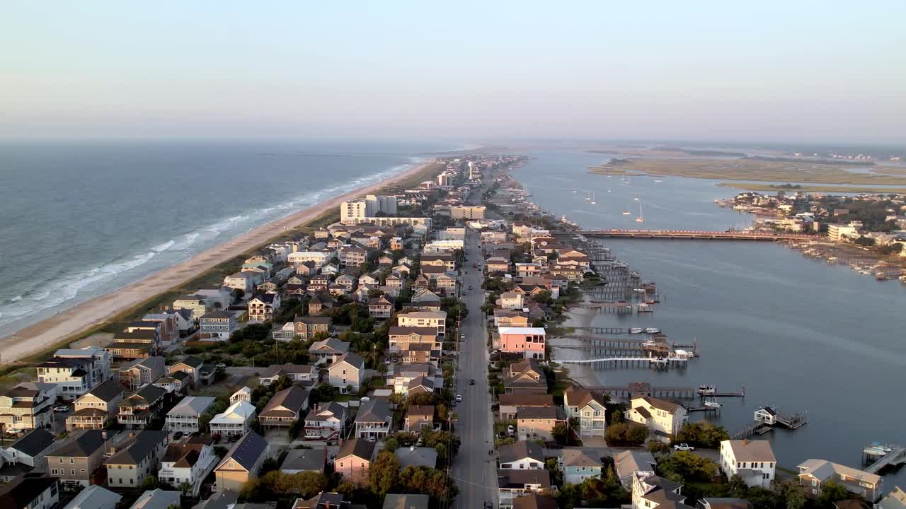 Ripresa aerea dall'alto sopra Wrightsville Beach, NC, Carolina del Nord