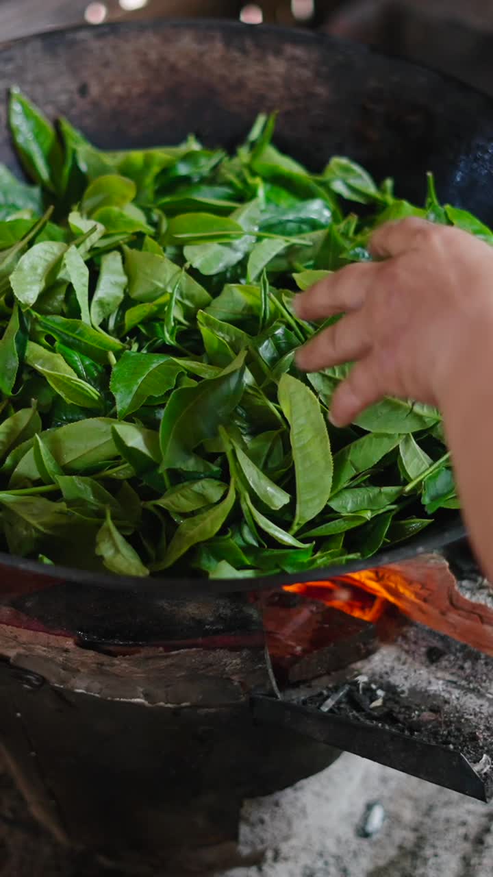 Saltare in padella le foglie di tè