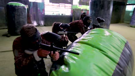 niñas y niños jugando paintball interior-15