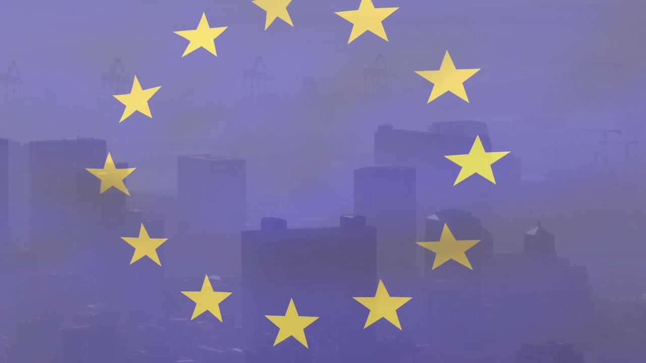 All'avanzamento del fotogramma, l'emblema dell'UE ruota e una debole banda scorre su uno skyline sfocato per segnalare un cambiamento.