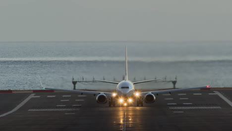 Avión-Comercial-Despegando-De-La-Pista.