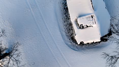 Antena-Mirando-Hacia-Abajo-Sobre-El-Techo-De-Una-Casa-Cubierta-De-Nieve-En-Los-Apalaches