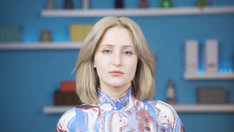la mujer aburrida suspira, pensativa y emocional.