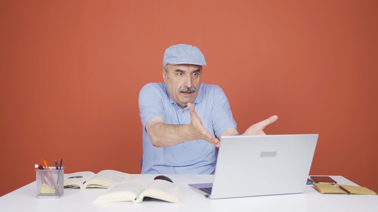 el anciano que se enojó por lo que vio en la computadora portátil.