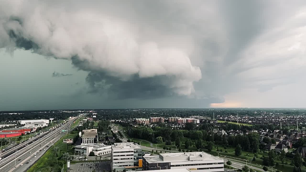 폭풍우 구름 아래 있는 도시 의 공중 풍경 과 멀리 있는 번개 타격