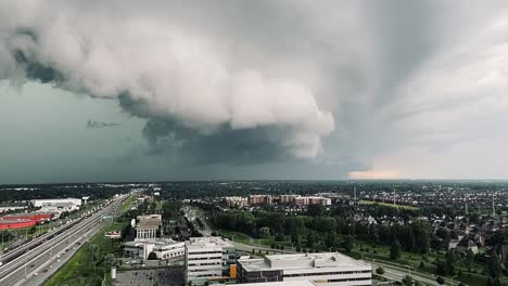 vista aérea de la ciudad bajo nubes de tormenta con un rayo en la distancia