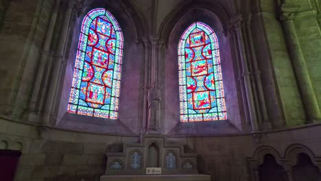 movimiento de aproximación hacia una de las hermosas y completamente decoradas ventanas en l'abbaye-aux-hommes, caen, francia