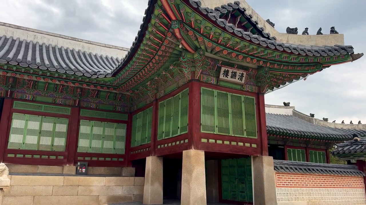Padiglione dell'era Joseon utilizzato dai re come rifugio tranquillo, caratterizzato da tradizionali edifici in legno su basi di pietra