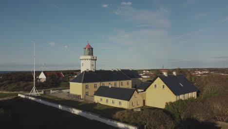 hanstholm fyr, dinamarca - el faro está enclavado en un paisaje vibrante y verde - avión no tripulado volando hacia adelante