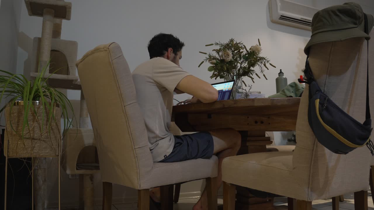 집에서 일하는 원격 노동자, 디지털 노마드 노트북으로 비디오를 편집하는