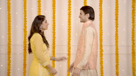 pareja india deseando un feliz diwali y abrazándose
