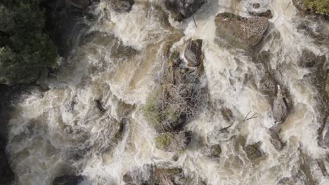 Agua-Corriendo-Sobre-Rocas-En-Owen-Sound,-Canadá-Capturada-Desde-Una-Perspectiva-Aérea