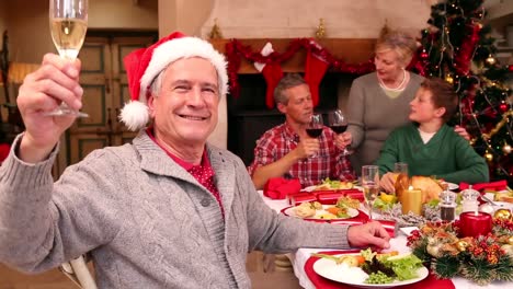 Familie-Mit-Drei-Generationen-Beim-Gemeinsamen-Weihnachtsessen