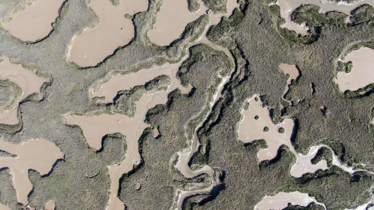 소금 습지 tollesbury essex 영국 오버 헤드 공중 영상 4k