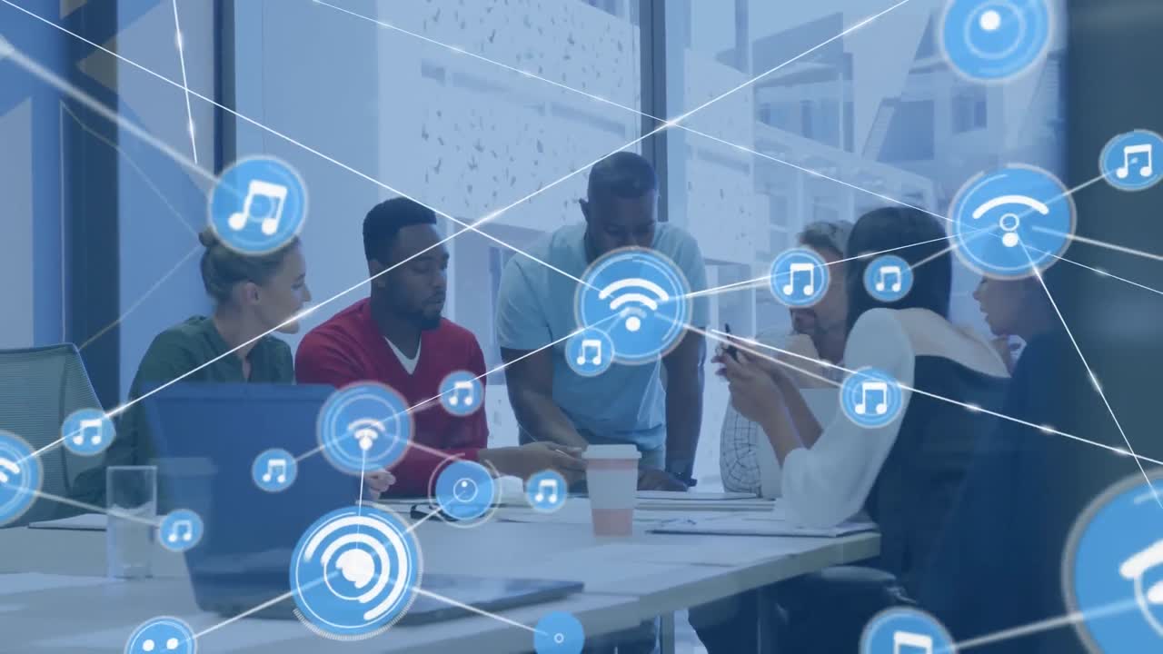 animación de una red de iconos digitales sobre un equipo diverso de colegas discutiendo juntos en la oficina