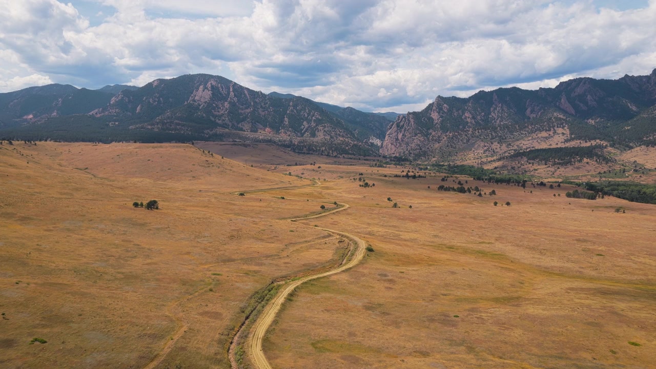 Sentiero che conduce verso le montagne del Colorado, ripresa con drone in avvicinamento