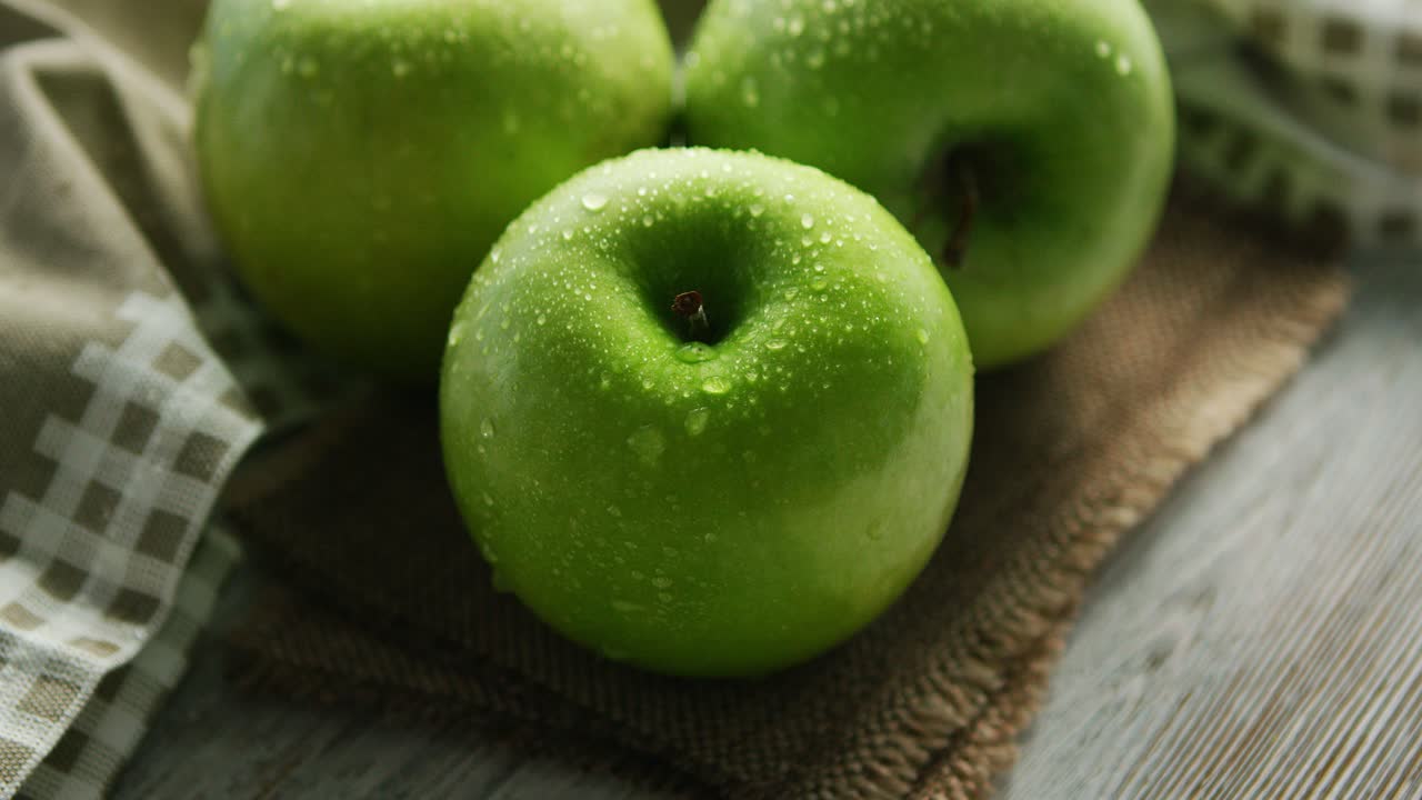 manzanas verdes en gotas de agua