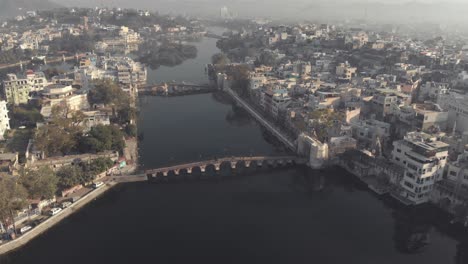 vista superior del puente daiji y el puente chand pole cruzando el lago pichola en udaipur, rajasthan, india - toma panorámica aérea
