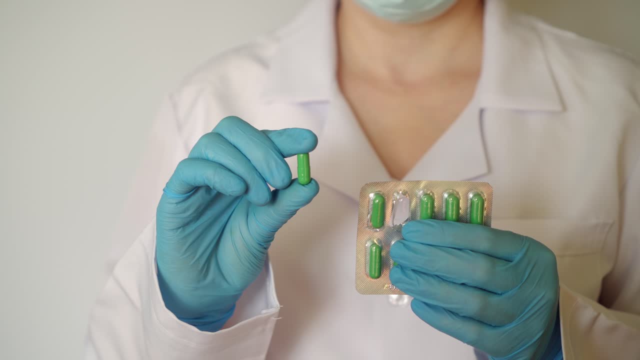 el médico toma una píldora de la ampolla 02