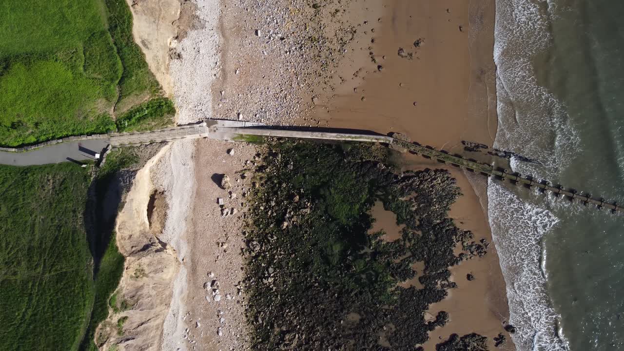 pasos en ryhope cliffs hendon beach en sunderland noreste de reino unido, drone aéreo 4k hd de arriba hacia abajo volar a la derecha