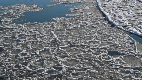 Grandes-Témpanos-De-Hielo-Flotantes-Se-Desplazan-Suavemente-A-Lo-Largo-Del-Curso-De-Un-Río,-Siguiendo-La-Orilla-Del-Río-En-Islandia