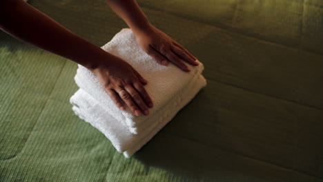 Pile-of-fresh-clean-towels-on-the-bed