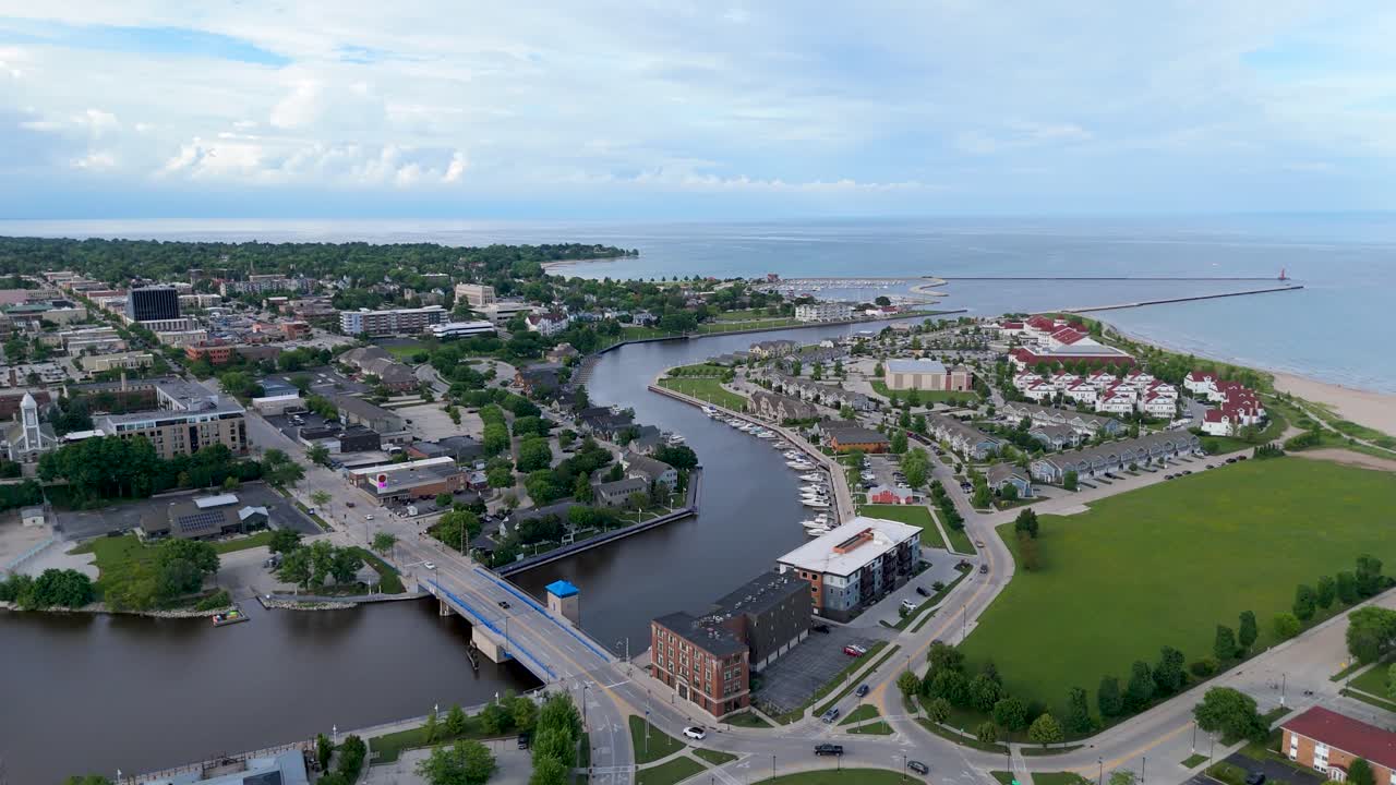Drönarbild som drar sig tillbaka från flodstranden i Sheboygan, Wisconsin, på sommaren