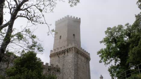 ein schuss, der das balio-schloss, erice, trapani, sizilien zeigt