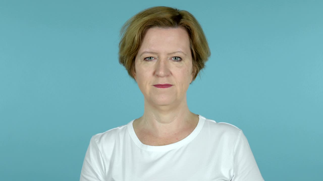 파란색 배경에 고립 된 성공을 축하하는 은 여자