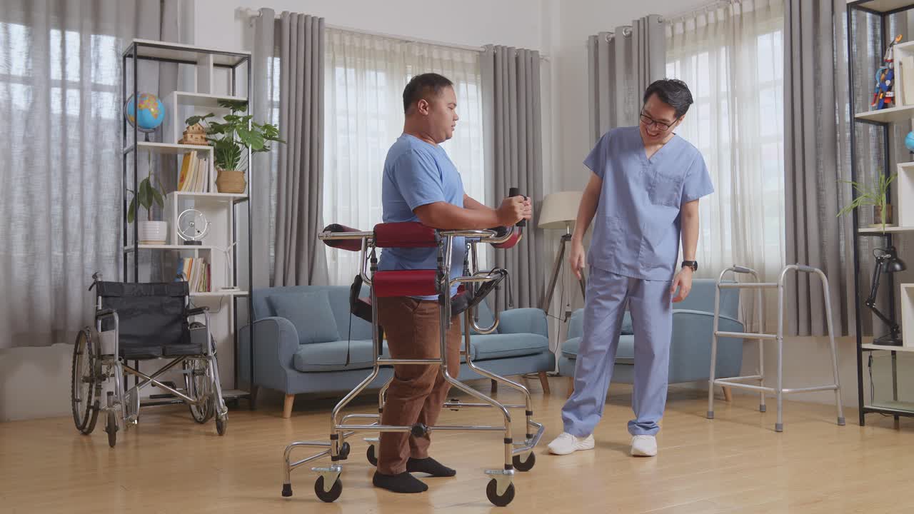 아시안 남성 간호사가 집에서 물리 치료를 하는 동안 발걸음으로 걸을 수 있도록 환자를 격려하는 손짓을 하고 있습니다.