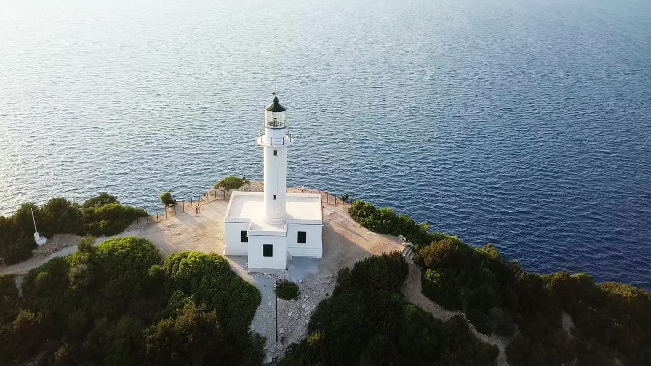 Tramonto al faro di Doukato, Lefkada, Grecia, ripresa aerea con panoramica