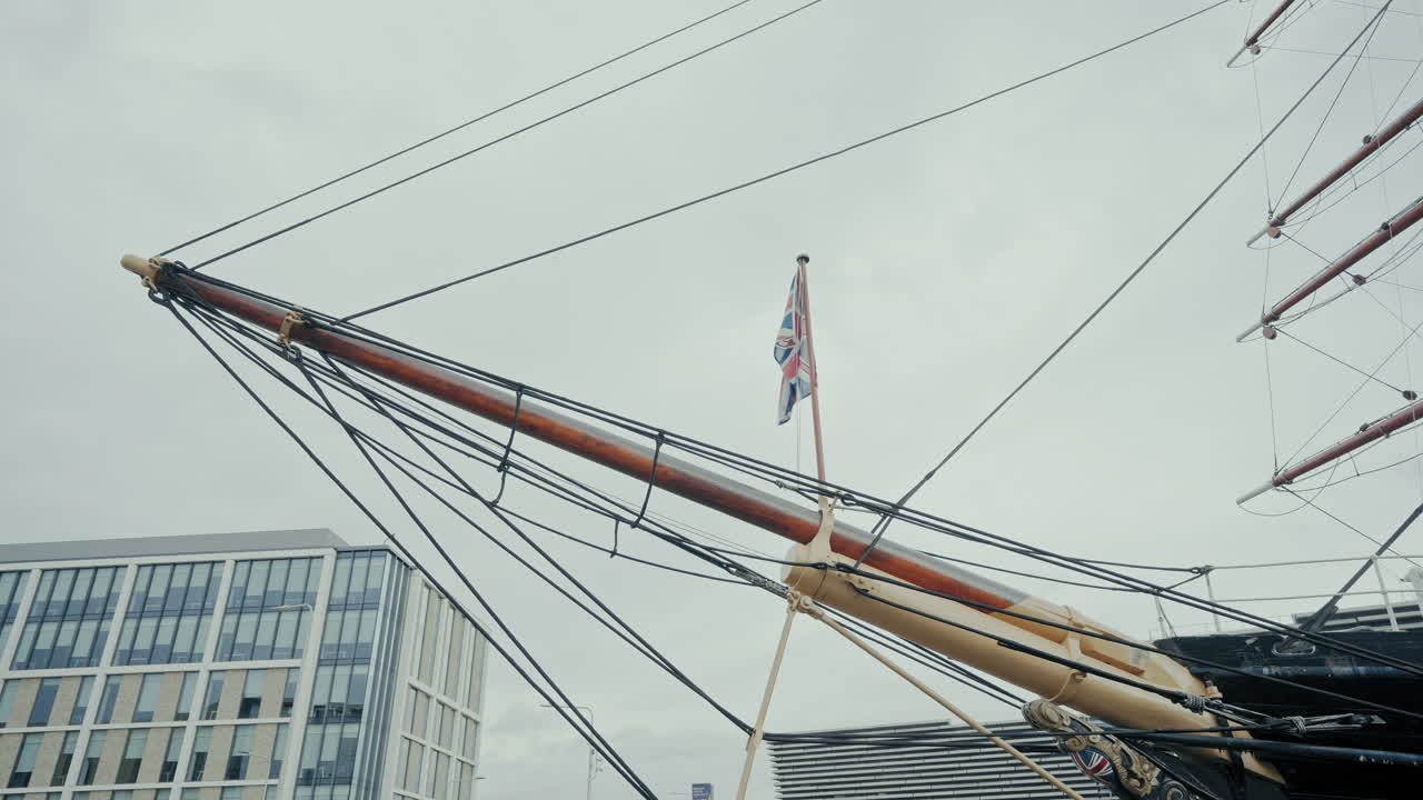bandera británica ondeando en el bauprés de un barco