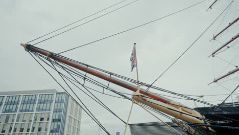 Britische-Flagge-Weht-Auf-Dem-Bugspriet-Eines-Schiffes