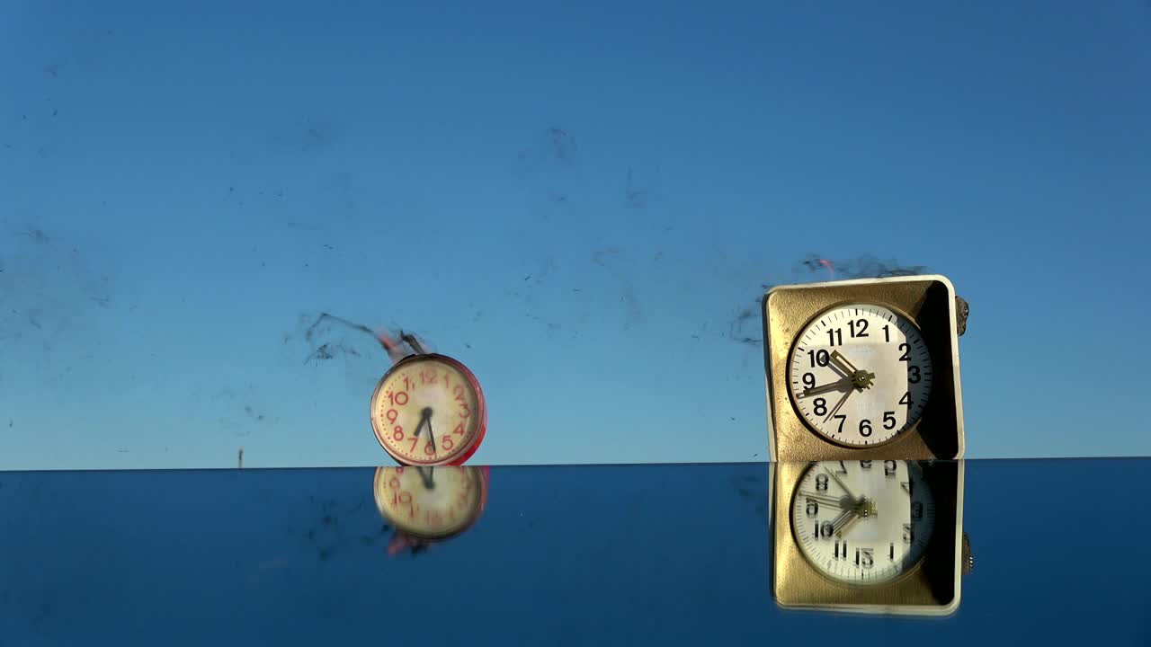 начните сжигание двух старых будильников на зеркале в космосе