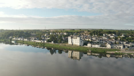 Luftdrohnenperspektive-Auf-Das-Chateau-De-Montsoreau-Und-Die-Loire-Im-Loiretal-In-Frankreich