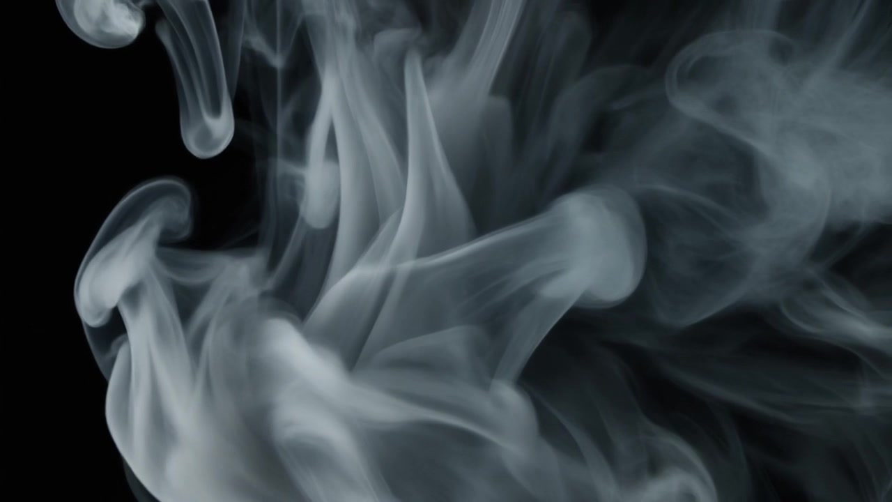 Abstract Fumo bianco che gira su uno sfondo nero