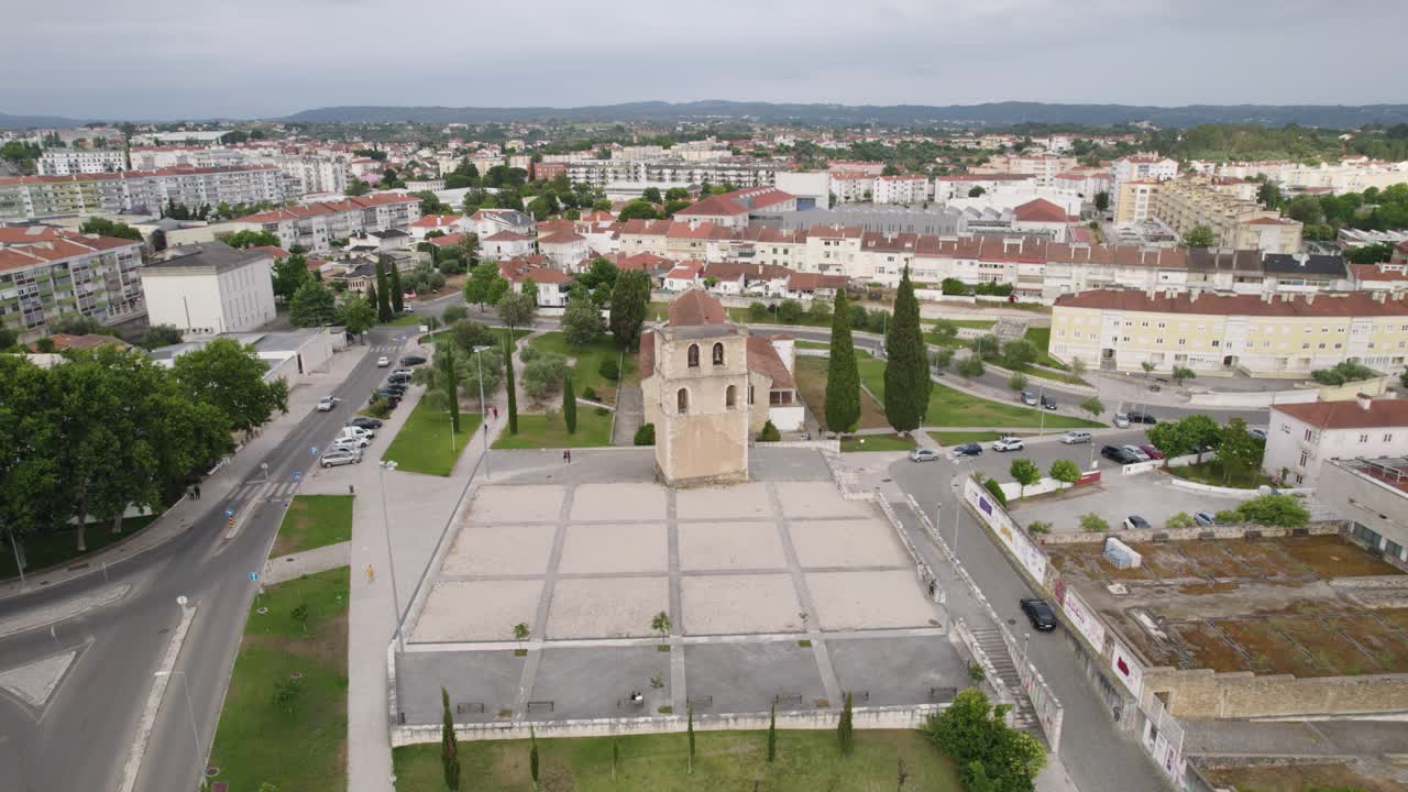 iglesia de santa maría do olival en tomar, portugal, con el paisaje urbano circundante, vista aérea