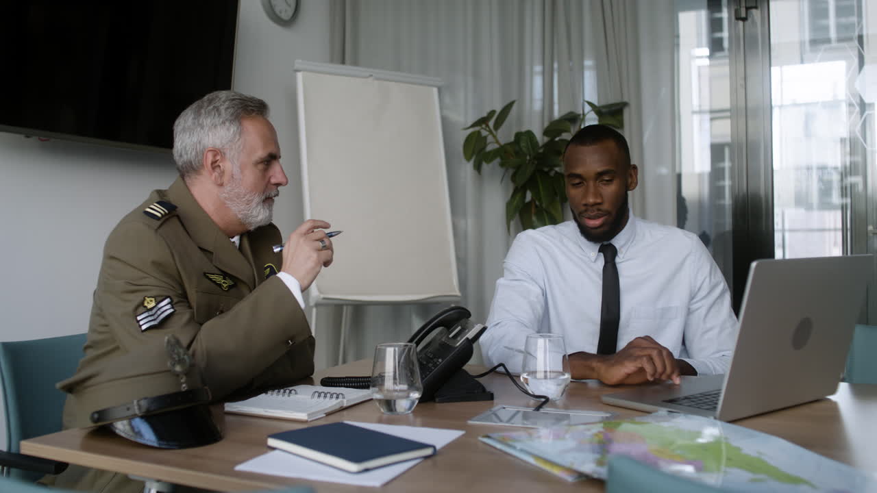 hombres trabajando juntos