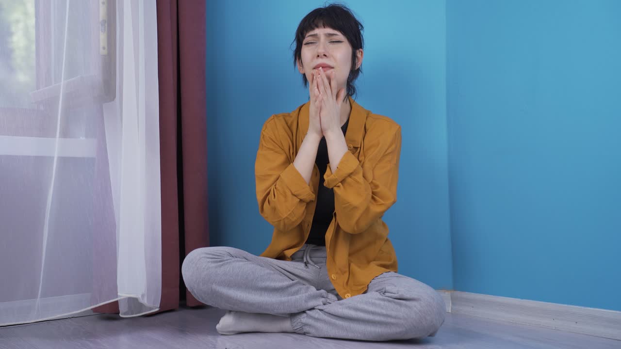 신에게 기도하는 젊은 여성.