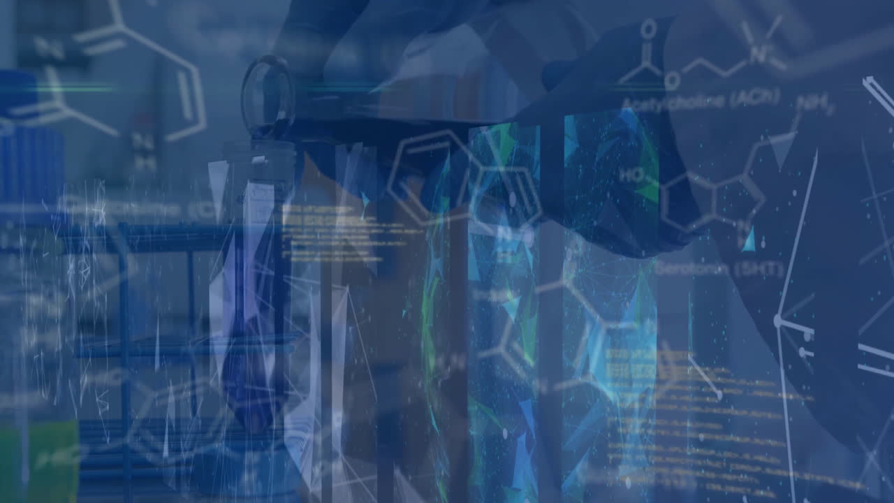 animación de la fórmula química y el procesamiento de datos sobre el científico caucásico sosteniendo un vaso en el laboratorio