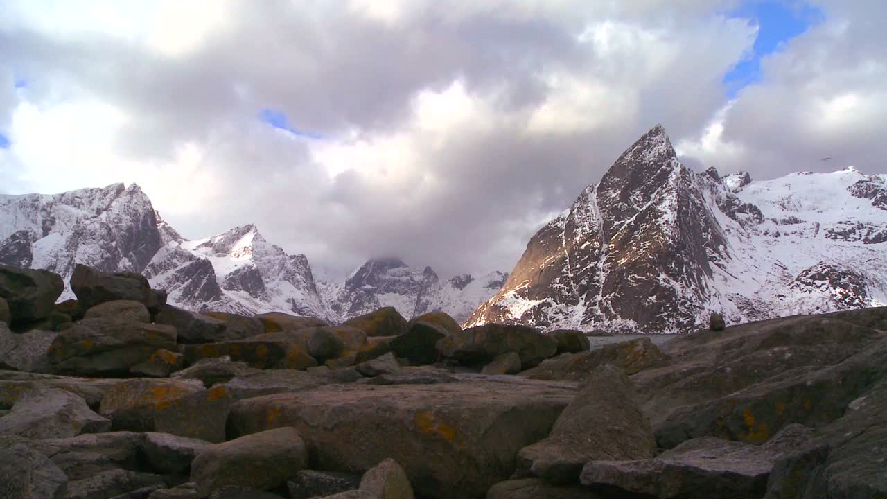 la luz celestial fluye sobre una hermosa costa cubierta de nieve en medio de fiordos al norte del círculo polar ártico en las islas lofoten noruega